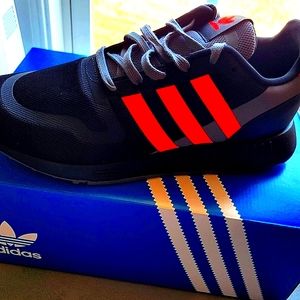 Adidas MULTIX comfort sneaker. Blk/Org/Gray. Laced up. US Men's 9/Woman's 11